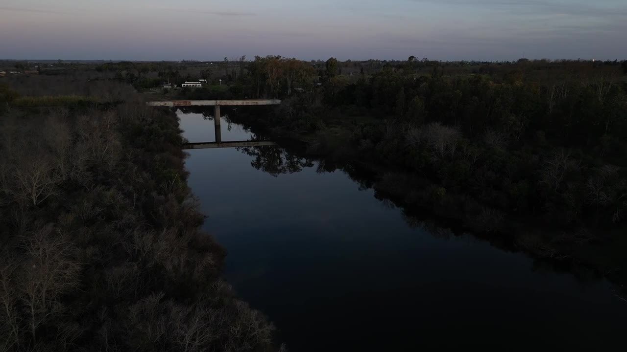 El puente sobre el arroyo al anochecer